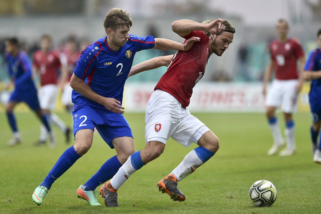 Andrei Macritchii z Moldavska v souboji s Matějem Pulkrabem