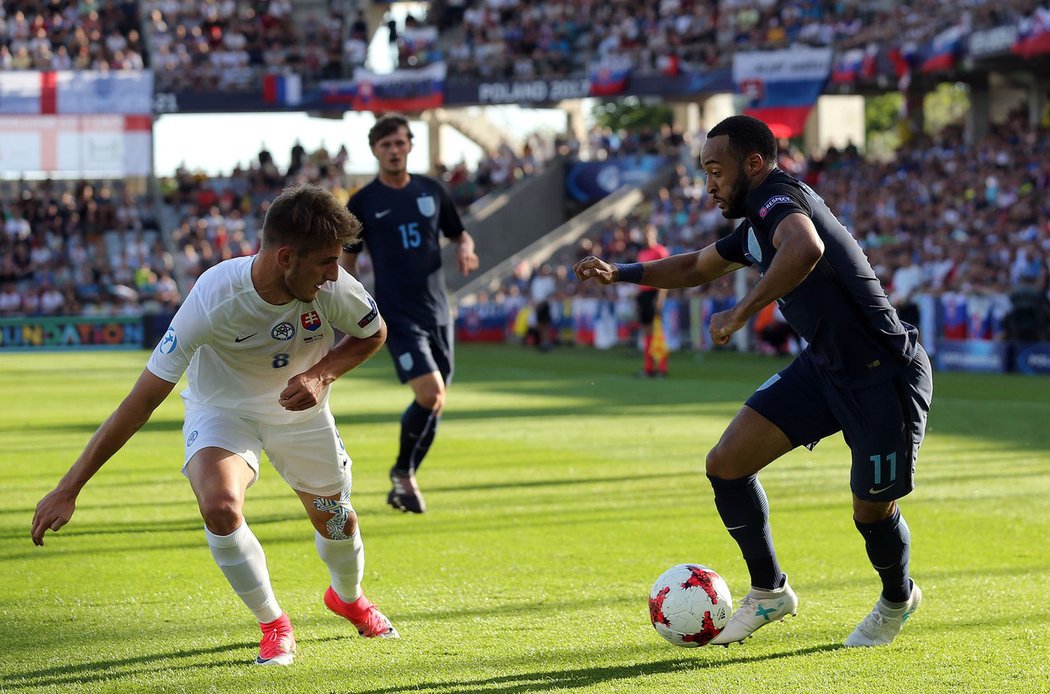 Slovenský záložník Martin Chrien (vlevo) se v utkání na EURO do 21 let snaží sebrat balon anglickému hráči