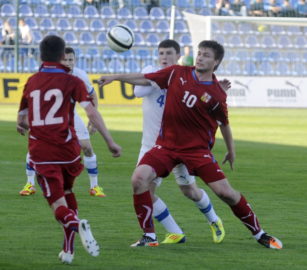 Slovák Michal Habánek se snaží obrat o míč Tomáše Wágnera (vpravo), zády stojí Egon Vůch