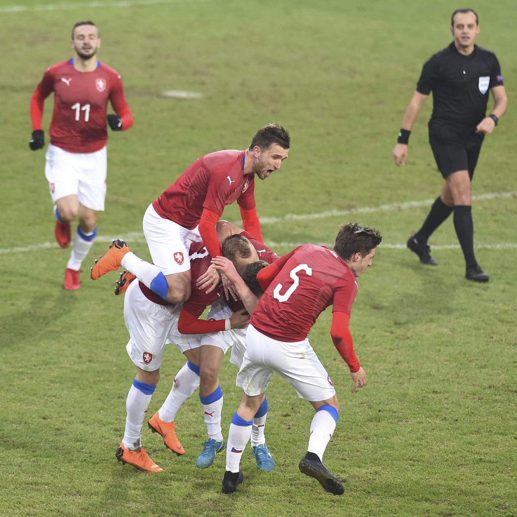 Daniel Trubač skáče na své spoluhráče po vítězném gólu v kvalifikačním zápase proti Chorvatsku