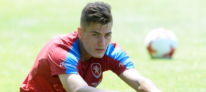 Patrik Schick se protahuje na tréninku české jednadvacítky den po utkání s Německem