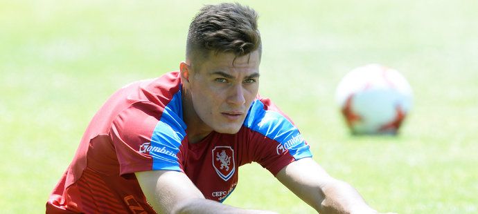 Patrik Schick se protahuje na tréninku české jednadvacítky den po utkání s Německem