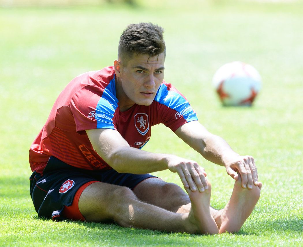 Patrik Schick se protahuje na tréninku české jednadvacítky den po utkání s Německem