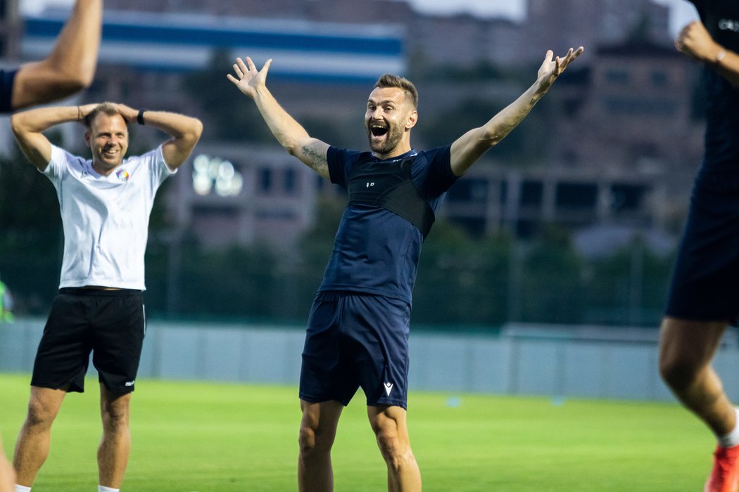 Trénink fotbalistů Plzně na hřišti v Jerevanu před odvetou Konferenční ligy proti Brestu