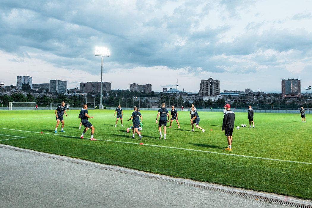 Trénink fotbalistů Plzně na hřišti v Jerevanu před odvetou Konferenční ligy proti Brestu