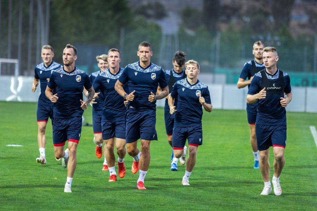 Trénink fotbalistů Plzně na hřišti v Jerevanu před odvetou Konferenční ligy proti Brestu