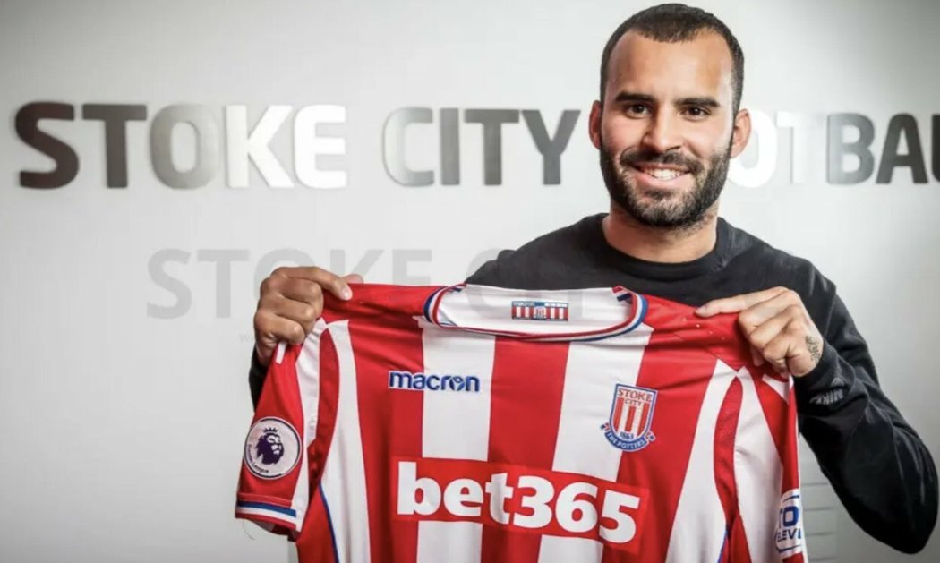 Jesé Rodríguez pózuje s dresem Stoke City