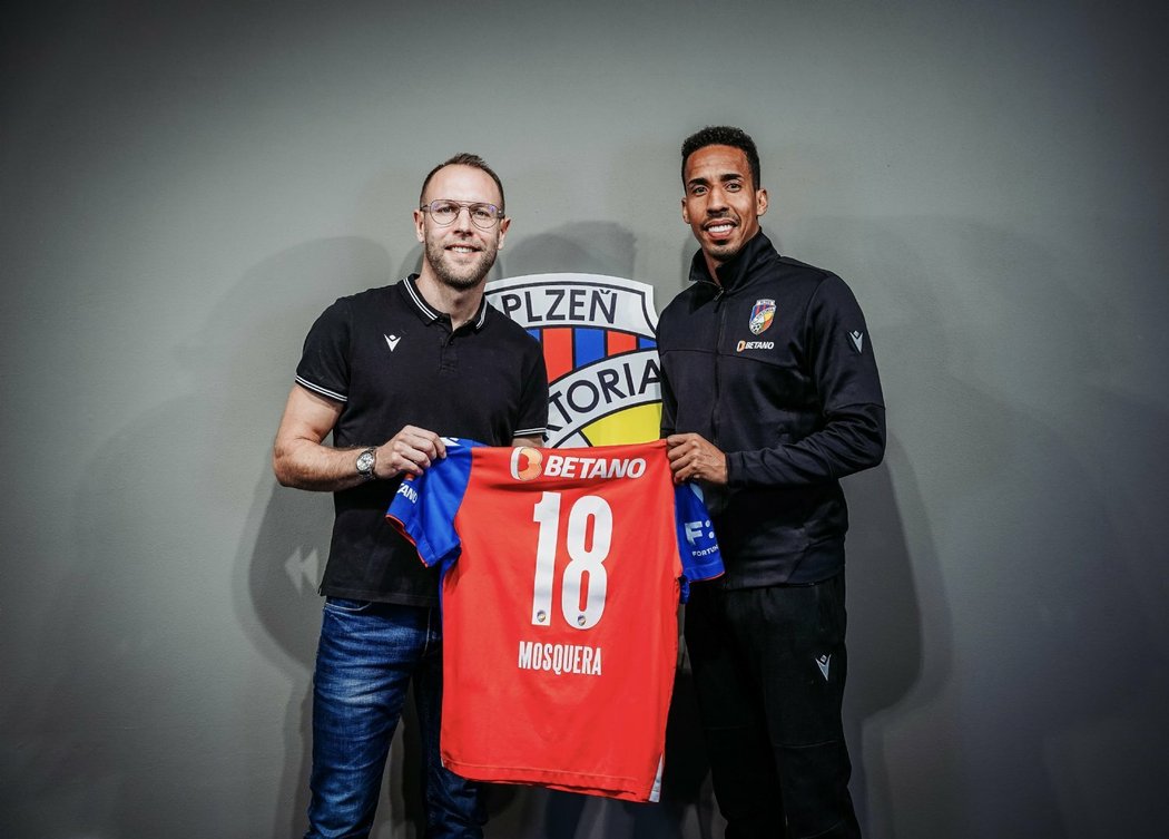 Jhon Mosquera (vpravo) po podpisu nové smlouvy v Plzni se sportovním ředitelem klubu Danielem Kolářem