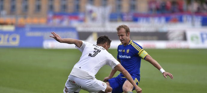 Zleva plzeňský obránce Aleš Matějů v souboji s jihlavským Lukášem Vaculíkem