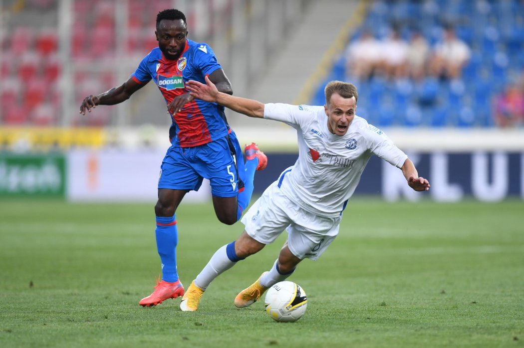 Joel Kayamba v utkání s Dynamem Brest