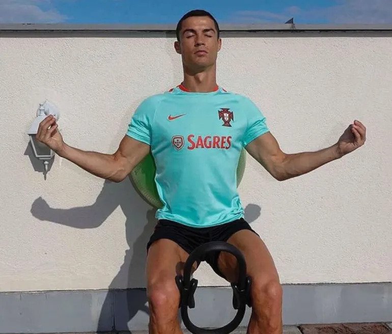 Ronaldo cvičící jógu