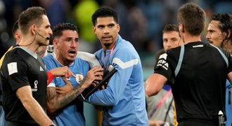 MS ve fotbale 2022 ONLINE: Hráč Uruguaye udeřil funkcionáře, co trest?