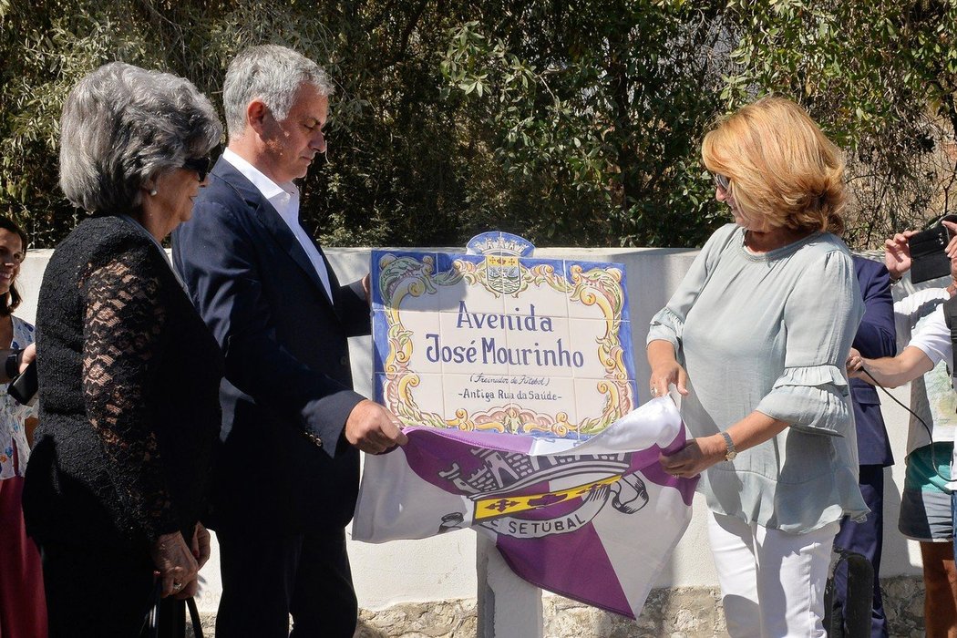 José Mourinho a starostka Setúbalu Maria das Dores Meira odhalují plaketu s trenérovým jménem