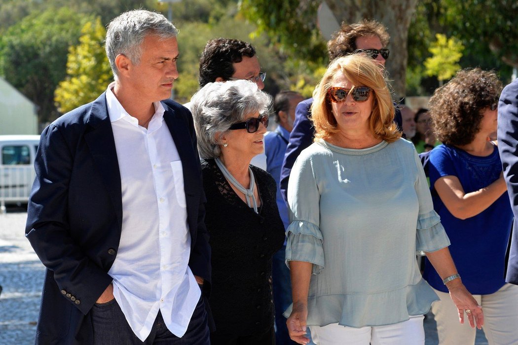 José Mourinho se starostkou Setúbalu na slavnostním ceremoniálu k přejmenování ulice nesoucí Mourinhovo jméno