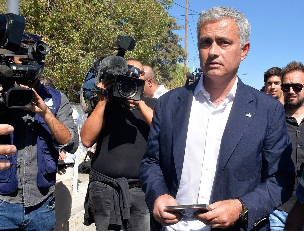 José Mourinho v obležení novinářů přichází na ceremonii, na níž bude jedna z ulic Setúbalu pojmenována po něm