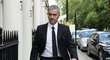 José Mourinho přichází ke svému domu v Londýně. Jeho "přestup" k Manchesteru United z něj udělal hodně sledovanou osobu.