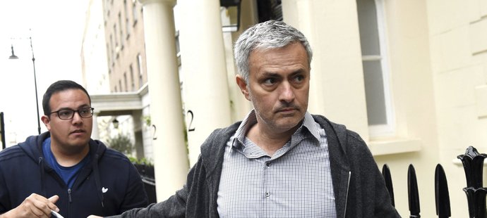Josého Mourinha ulovil před jeho domem v Londýně sběratel autogramů i fotograf