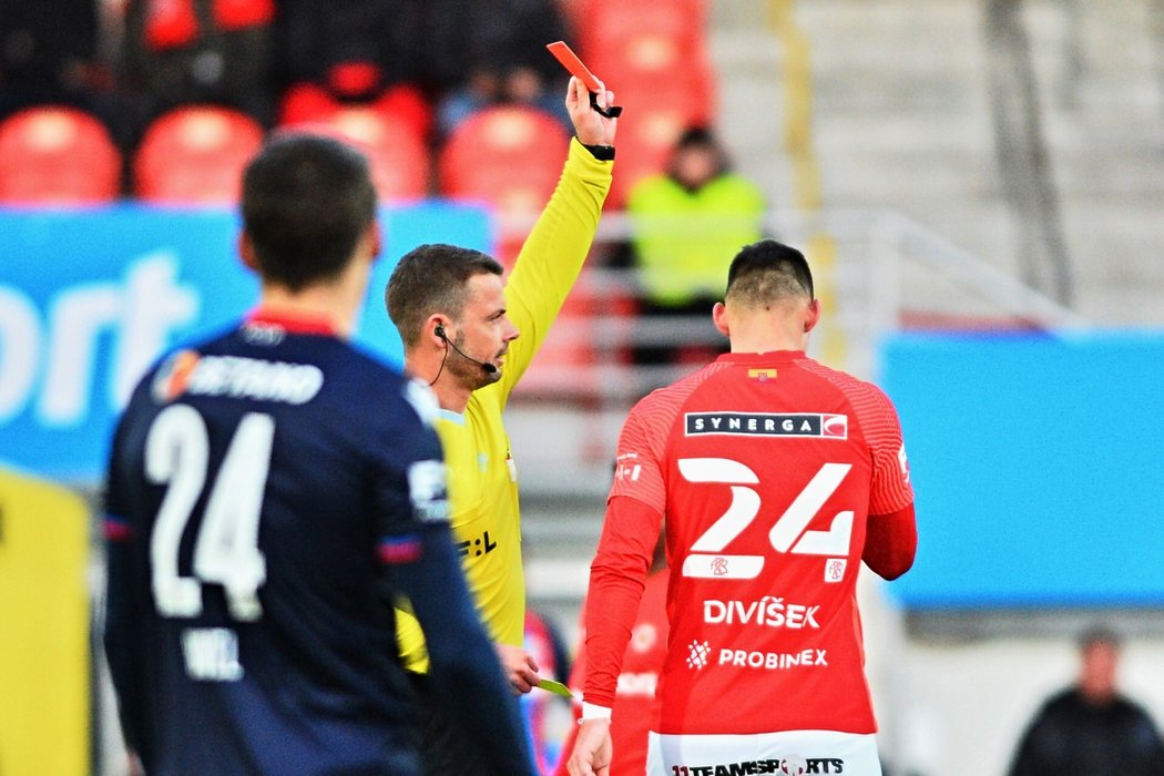 Josef Divíšek dostal červenou kartu v zápase s Plzní