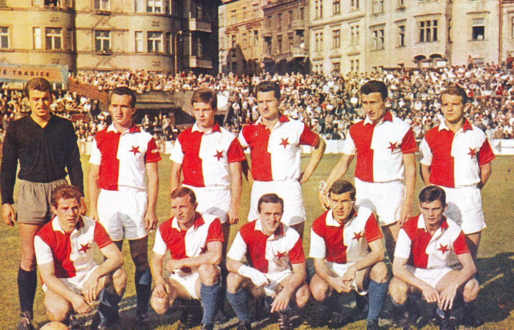Rok 1965 a ligová Slavia: nahoře zleva Ledecký, Hildebrandt, Smolík, Kadraba, Píša, Uldrych, dole Lála, Beran, Veselý, Nepomucký, Tesař.