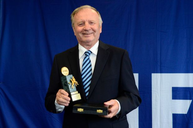 Jozef Vengloš byl asistent trenéra na památném mistrovstvím Evropy v roce 1976, později reprezentaci vedl jako hlavní kouč Jozef Vengloš byl asistent trenéra na památném mistrovstvím Evropy v roce 1976, později reprezentaci vedl jako hlavní kouč