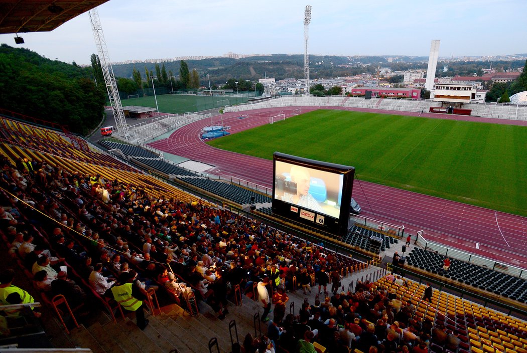 Tribuna jde využít všeljak, k tréninku, sledování fotbalu i letního kina