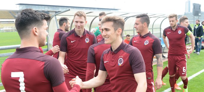 Bogdan Vatajelu se raduje s Janem Špačkem po výhře Sparty v derby juniorek