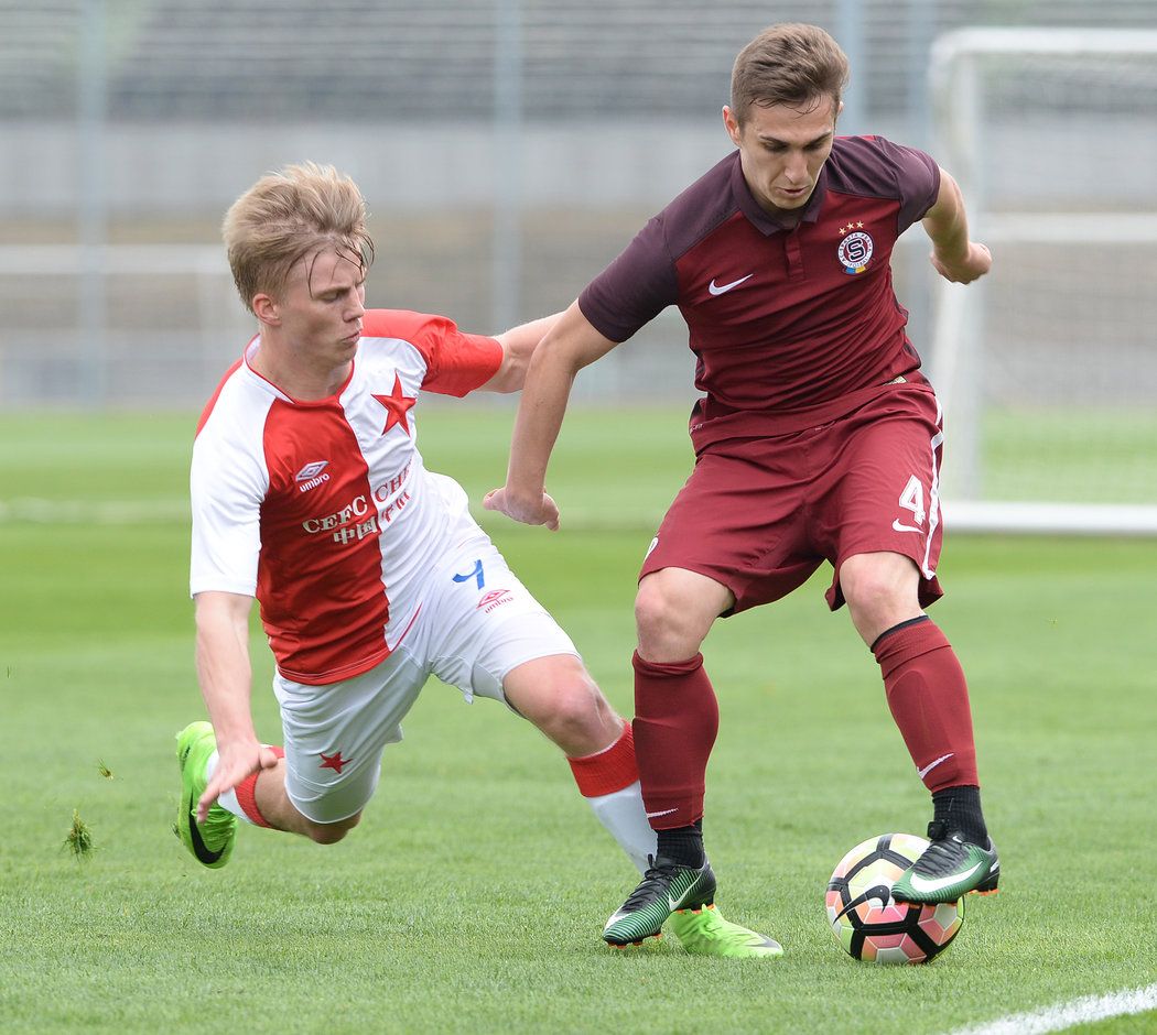 Sparťan Bogdan Vatajelu uniká Marcelu Čermákovi ze Slavie v derby juniorek