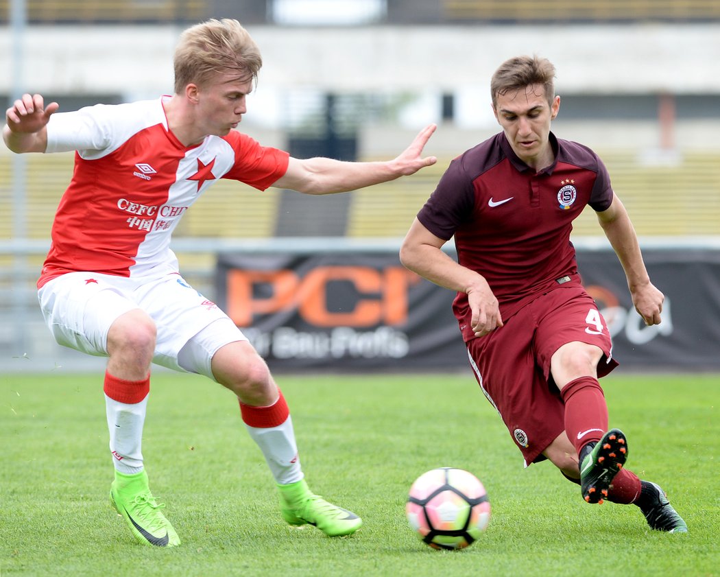 Slávista Marcel Čermák se snaží zastavit Bogdana Vatajelua v derby juniorek