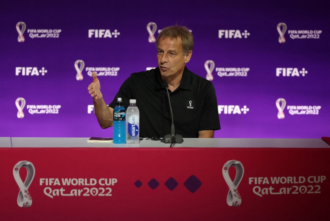 Jürgen Klinsmann na tiskové konferenci během MS v Kataru