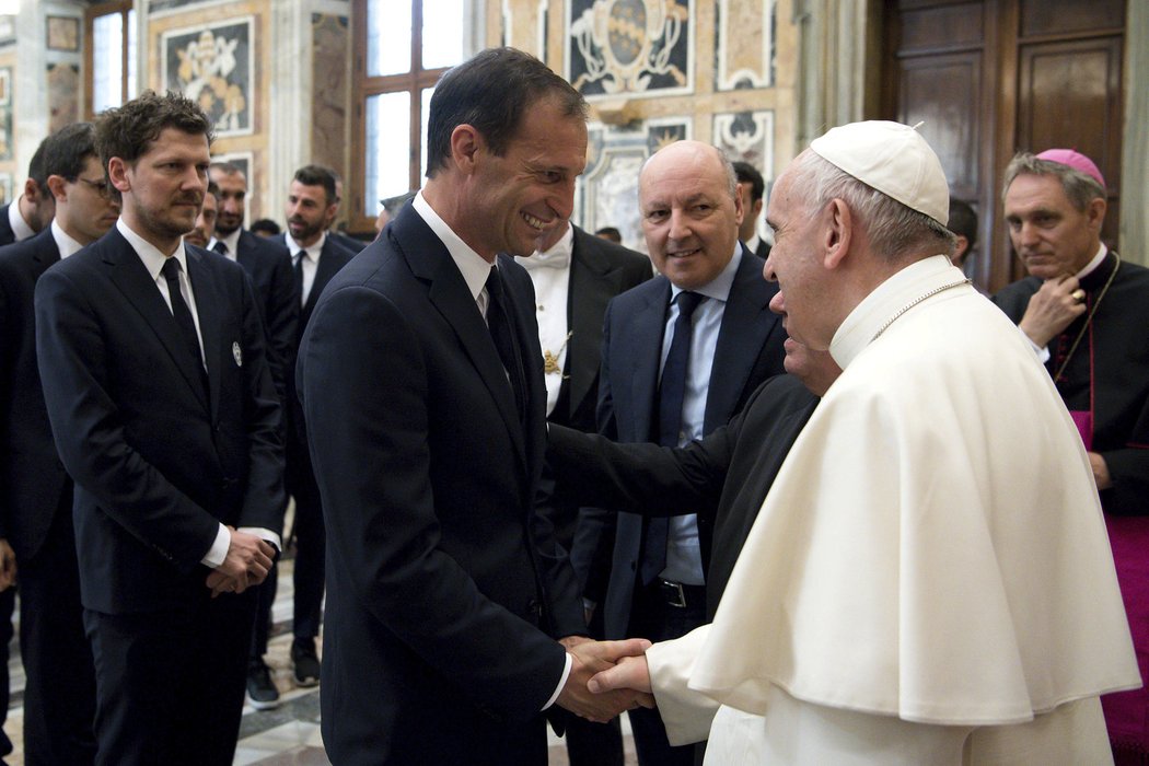 Trenér Juventusu Massimiliano Allegri při návštěvě papeže Františka