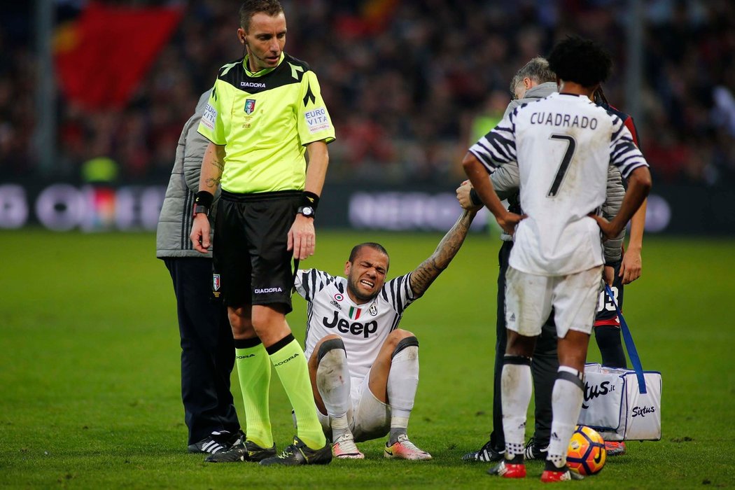 Obránce Juventusu Dani Alves v zápase s Janovem, kde si  zlomil nohu