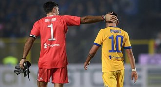 Poslechni Nedvěda! radí Buffon Dybalovi. Do flákače se pustil i šéf