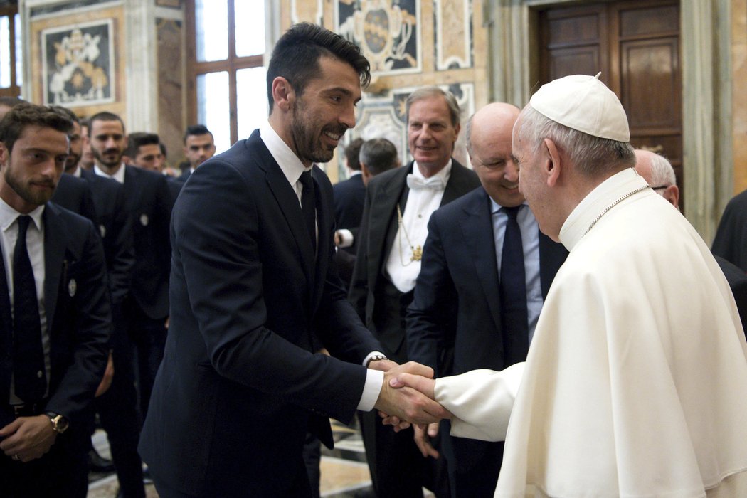 S papežem Františkem se potkal brankář Gianluigi Buffon