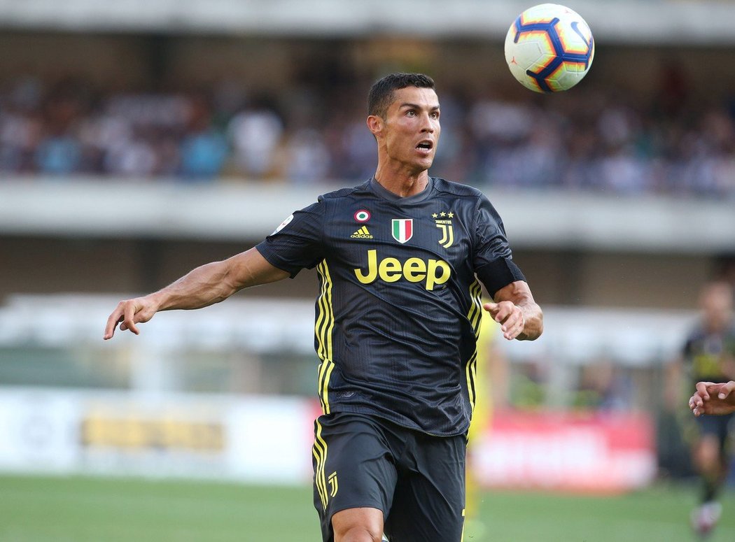 Cristiano Ronaldo během svého prvního zápasu za Juventus v Serii A proti Chievu Verona