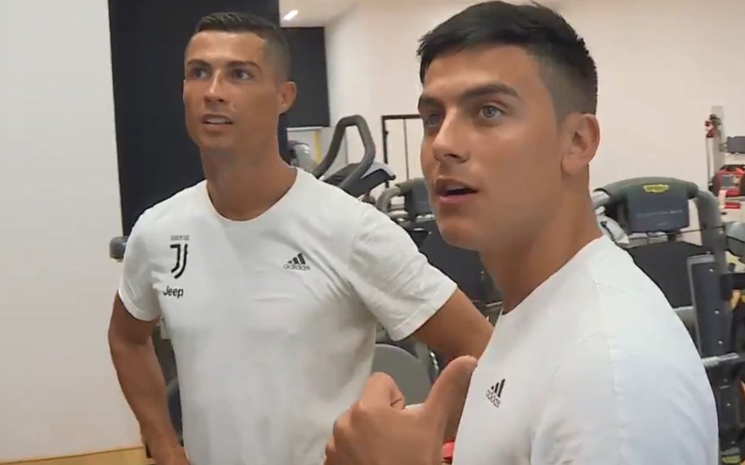 Cristiano Ronaldo se na prvním tréninku v Juventusu setkal i s Argentincem Paulem Dybalou