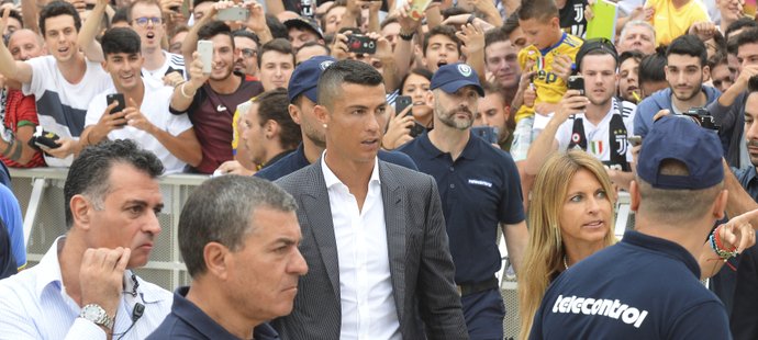Cristiano Ronaldo dorazil do Juventusu na zdravotní prohlídku, fanoušci šíleli