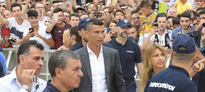 Cristiano Ronaldo dorazil do Juventusu na zdravotní prohlídku, fanoušci šíleli