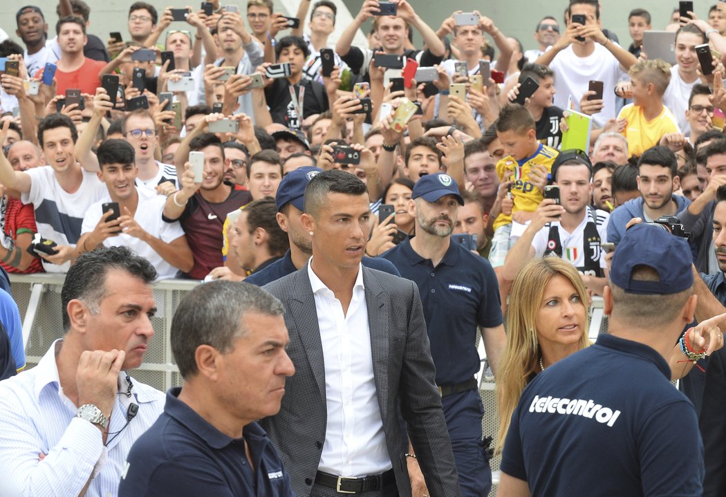 Cristiano Ronaldo dorazil do Juventusu na zdravotní prohlídku, fanoušci šíleli