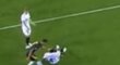 Cristiano Ronaldo za tento kontakt se soupeřem dostal v zápase Ligy mistrů proti Valencii červenou kartu