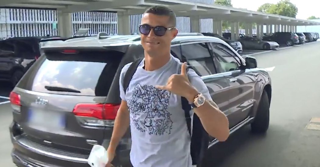 Cristiano Ronaldo přichází na první trénink v Juventusu