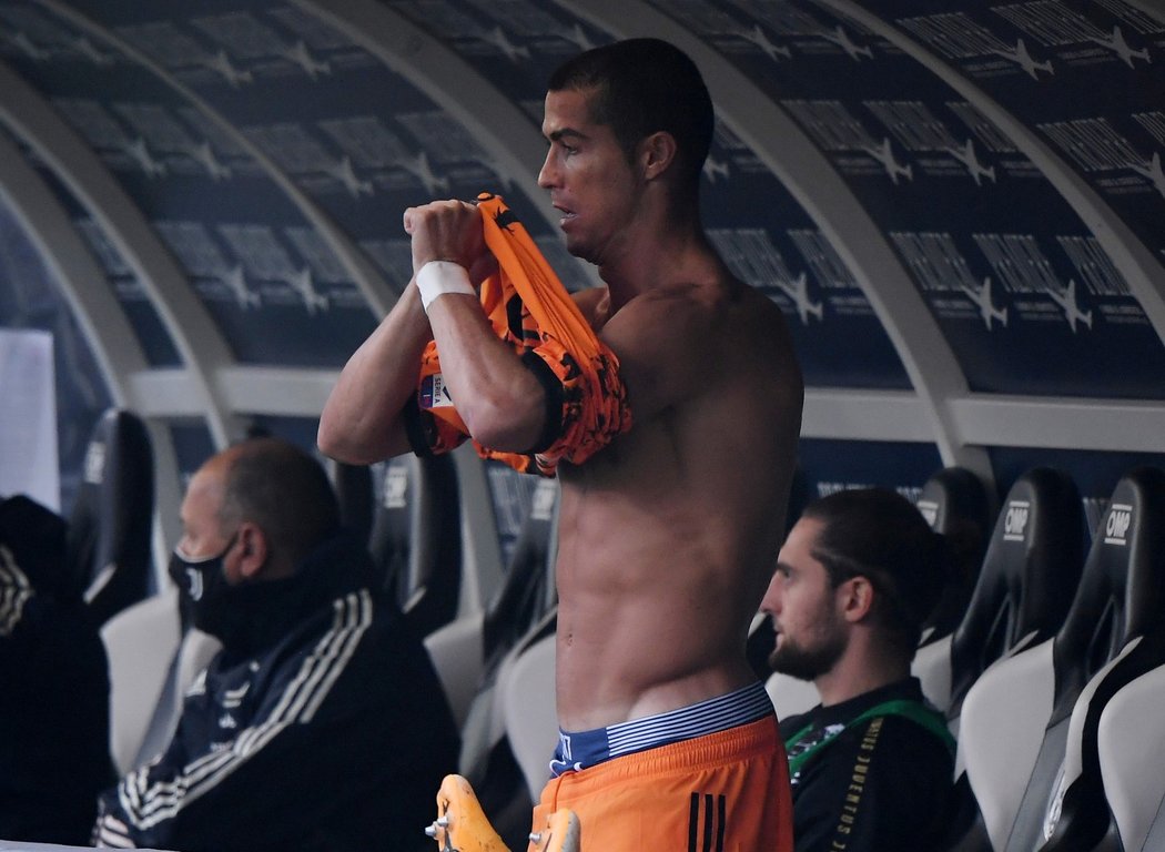 Cristiano Ronaldo se po nákaze koronavirem vrátil na fotbalový trávník a jako střídající hráč pomohl Juventusu dvěma góly k výhře nad Spezií