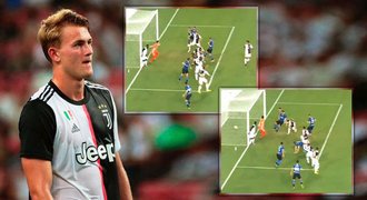 Vlastňák i smích fanoušků, De Ligt v Juventusu neprožívá start snů