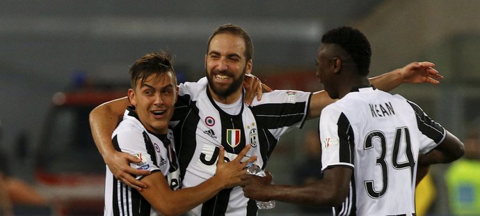 Moise Kean, Paulo Dybala a Gonzalo Higuaín se radují z branky do sítě Lazia