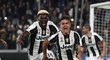 Paulo Dybala a Moise Kean slaví trefu do sítě AC Milán