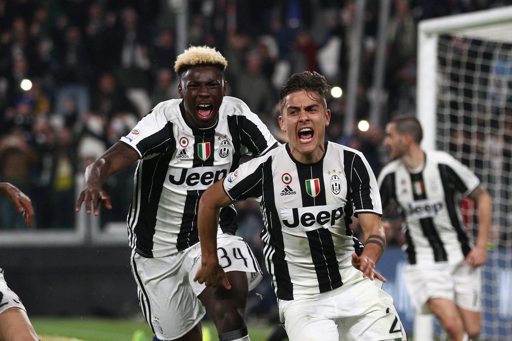 Paulo Dybala a Moise Kean slaví trefu do sítě AC Milán