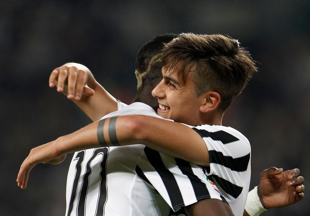 Paulo Dybala se raduje z gólu Juventusu s tehdejším spoluhráčem Paulem Pogbou.