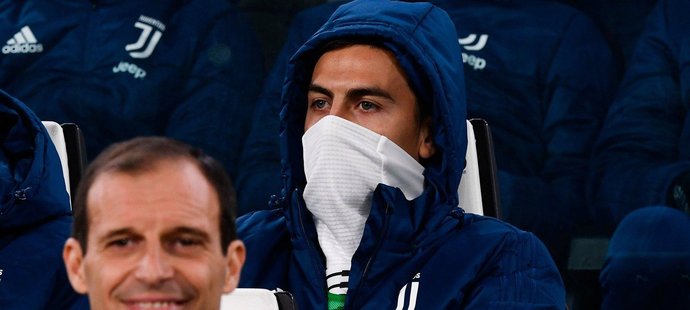 Paulo Dybala za trenérem Allegrim během zápasu s AS Řím