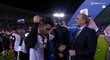 Zklamaný útočník Juventusu Cristiano Ronaldo sundavá stříbrnou medaili po prohře ve finále italského Superpoháru