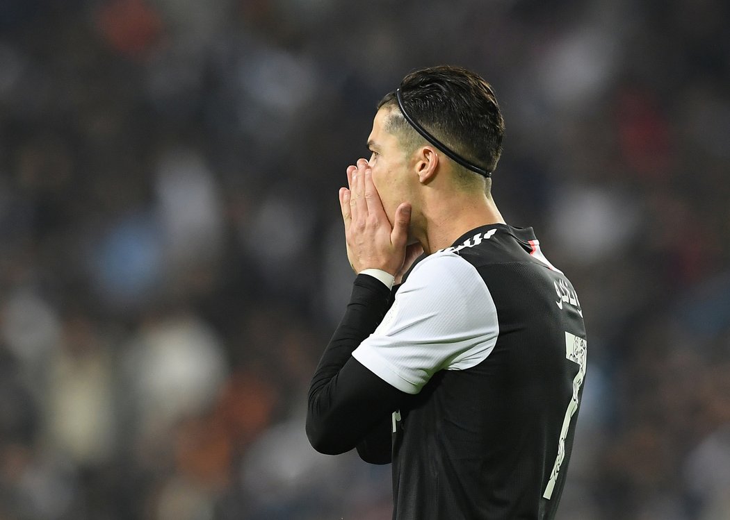 Zklamaný útočník Juventusu Cristiano Ronaldo po prohře ve finále italského Superpoháru proti Laziu Řím