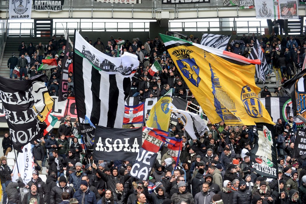 Fanoušci Juventusu při turínském derby